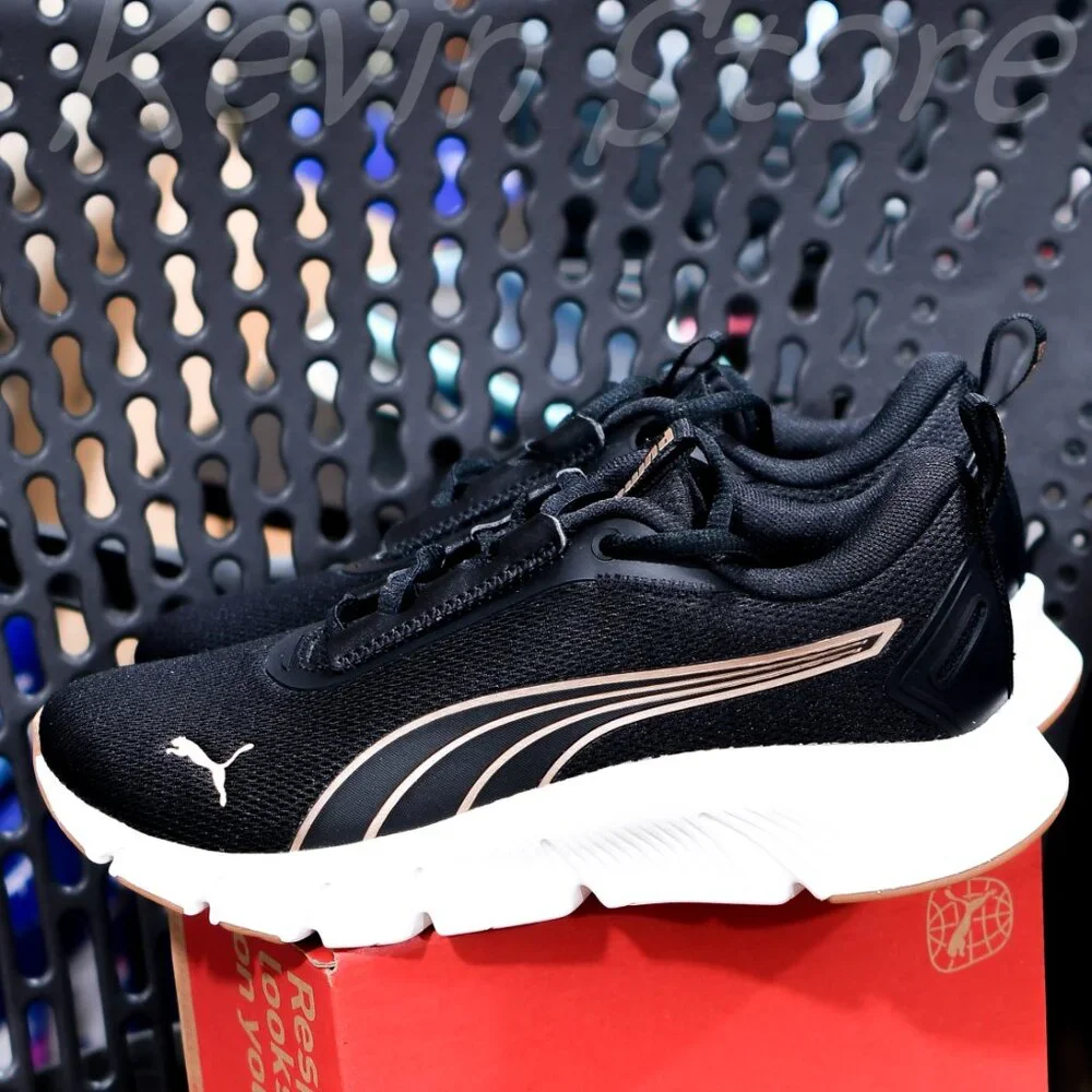PUMA Ladies' Flex Lite Sneaker‎  Functional lace closure
